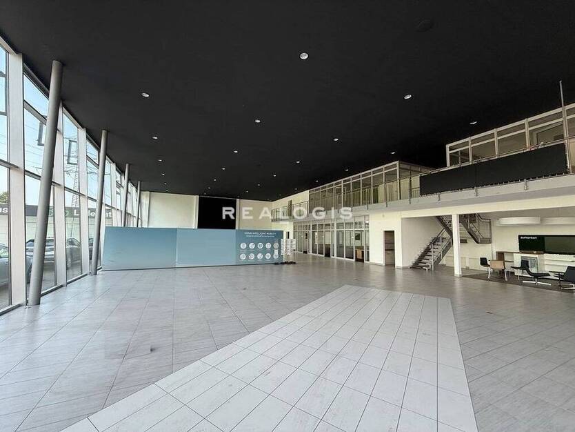 ca. 1.200 m² große Showroom- und Werkstattfläche mit Büro und Freifläche