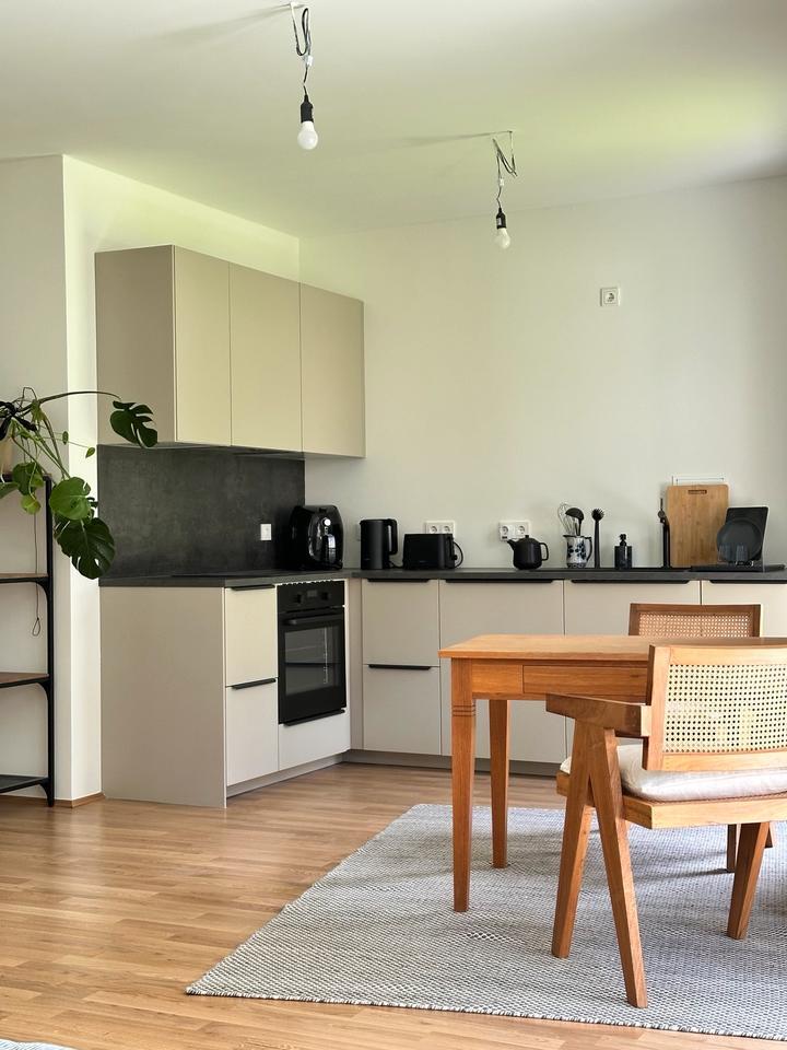 Wohnung mit Terrasse, Garten und Möblierung – Erstbezug im Neubau