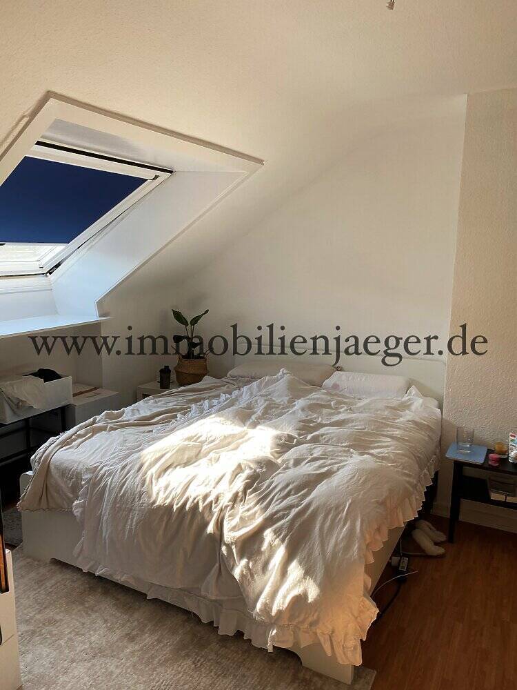 Zentrales Garstedt zw. Meyers-Mühle und EKZ Herold-Center - DachWohnung mit EBK - Sitzbadewanne