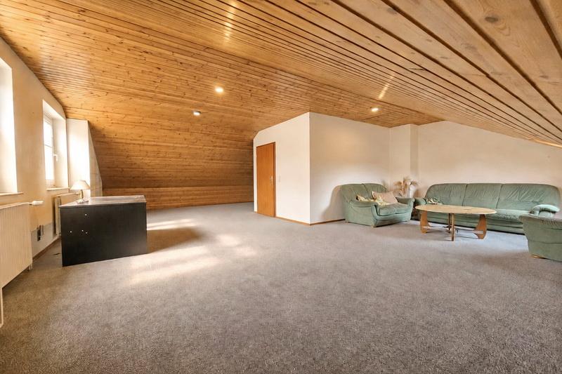 Familienhaus mit außergewöhnlichem Raumangebot und großem Gestaltungspotenzial - inkl. Garage ! - Reihenendhaus Ellerau | Angebot:27055171