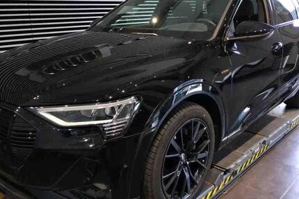 Audi e-tron 47.985 km 36.990 &euro; Hamburg 22047