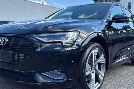 Audi e-tron 50.147 km 35.950 € Hamburg 22047