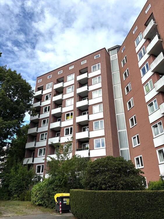 Attraktive und lichtdurchflutete 2-Zi.-Wohnung mit großem Balkon, Aufzug und Weitblick