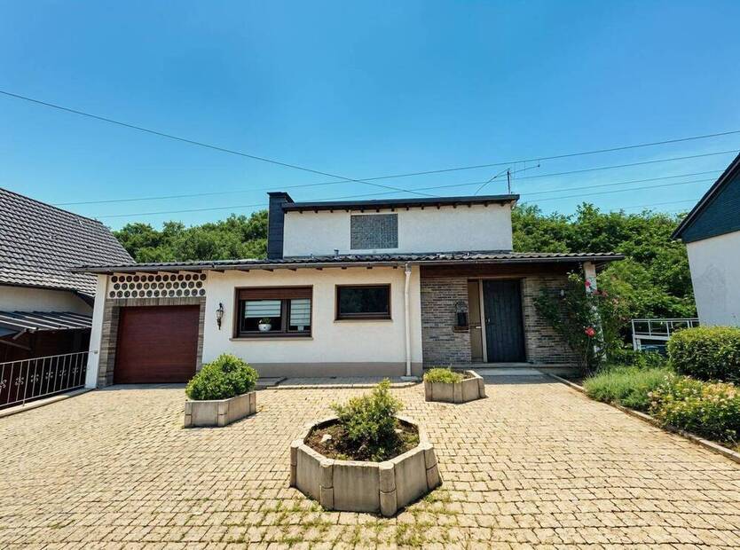 Einfamilienhaus mit idyllischem Garten am Fluss und interessanter Split-Level-Raumaufteilung