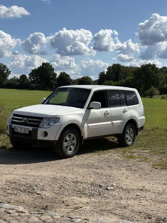 Mitsubishi Pajero 216.000 km 8.700 € Hamburg 22143