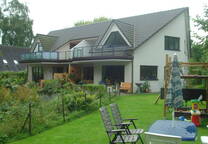 Freistehendes 4-Familien-Architektenhaus mit idyllischem Naturteich (inkl. 4 Garagen) in Niendorf