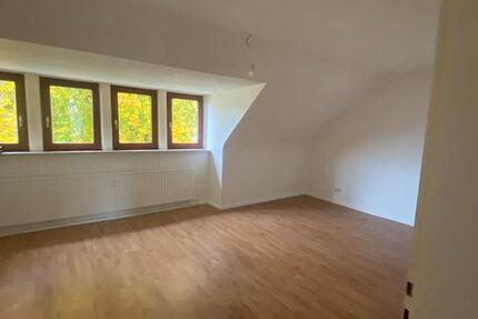 Wir haben renoviert! Ideale 3 Zimmerwohnung im Dachgeschoss zimmer