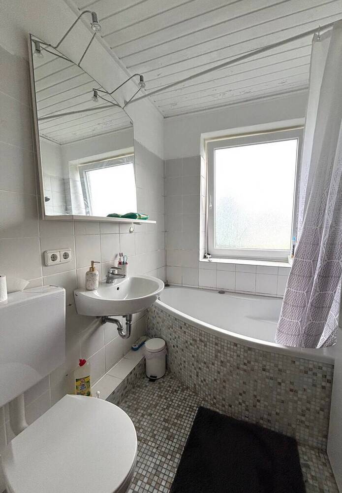 Attraktive und lichtdurchflutete 2-Zi.-Wohnung mit großem Balkon, Aufzug und Weitblick