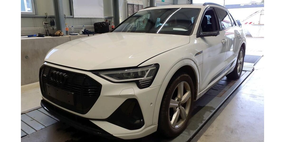 Audi e-tron 41.328 km 34.990 &euro; Hamburg 22047