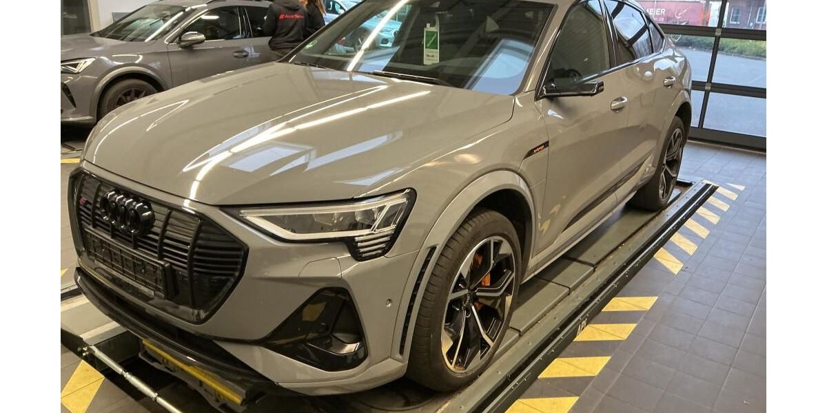 Audi e-tron 33.638 km 47.950 &euro; Hamburg 22047