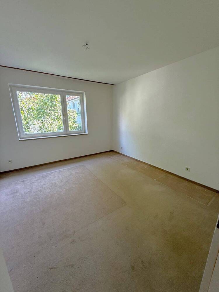Zentrale Wohnlage, ruhige Umgebung. Endetage mit Balkon und TG-Stellplatz