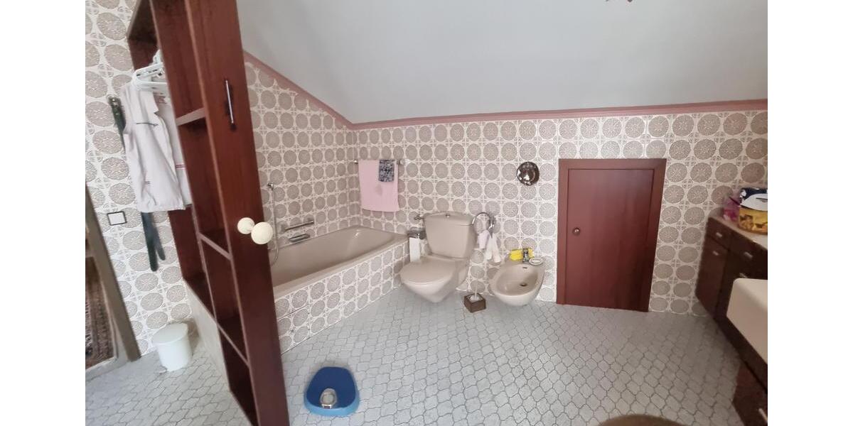 2 Generationen-Haus 806 qm² Wfl 280 qm² = 3.393 €qm² 8 zimmer