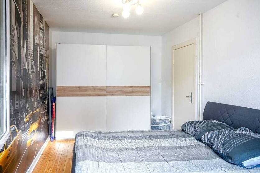 Möblierte, rückwärtig gelegene 2-Zi.-Wohnung mit Süd-West-Loggia, Keller und Dachboden