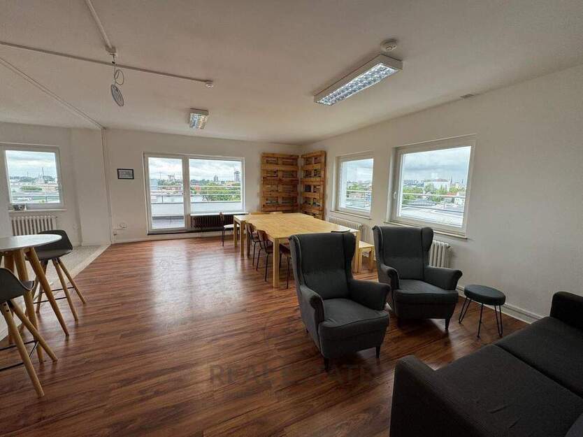 Bürofläche zum Wohlfühlen: mit Küche, WC und Dachterrasse