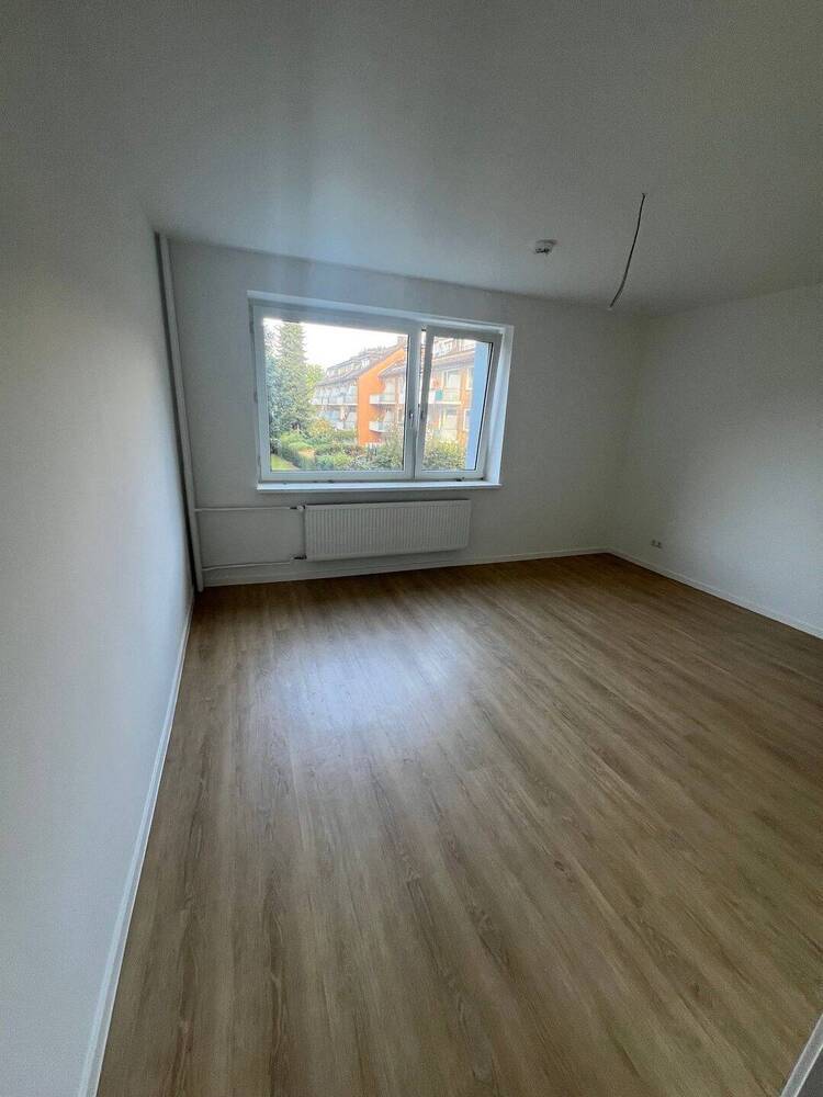 NEU Saniert, HH-Farmsen, 2,5 Zimmer Wohnung im 1.OG mit Balkon !Bitte beachten Sie unsere Fragen!