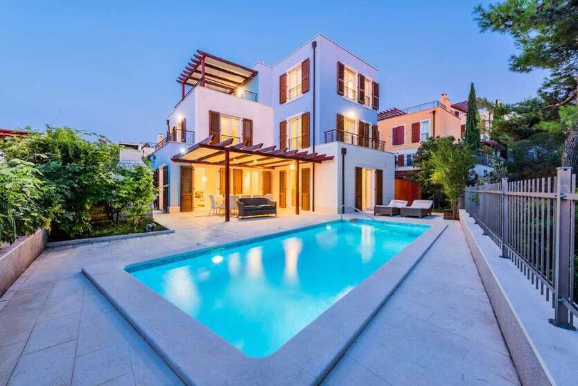 Haus zum Kaufen in Brac 600.000 € 227 m²