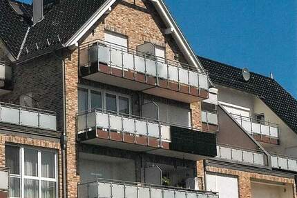 Lichtdurchflutete 3-Zimmer-Wohnung teilmöbliert Süd-Balkon Tiefgaragenstellpatzoffene EBK Wirtschaftsraum ab sofort verfügbar 3 zimmer