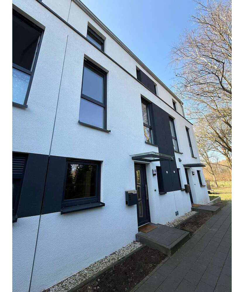 Haus zum Mieten in Norderstedt 2.100 € 119.65 m²