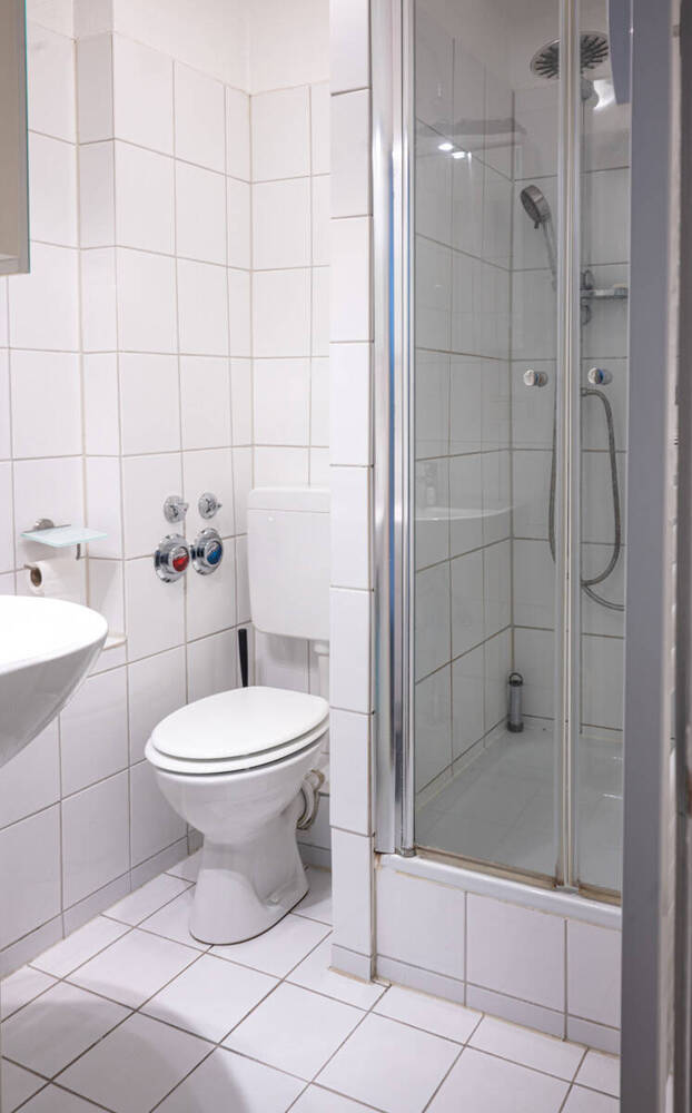 Möblierte, rückwärtig gelegene 2-Zi.-Wohnung mit Süd-West-Loggia, Keller und Dachboden