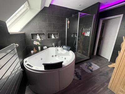 LUXURIÖS MÖBLIERTE WOHNUNG MIT WELLNESSBEREICH - Dachgeschoßwohnung Geesthacht | Angebot:27121975