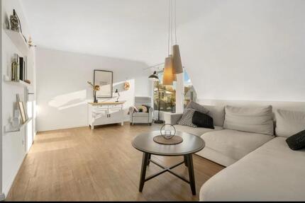 Ein zweistöckiges Haus in Poppenbüttel mit vier Zimmern. 4 zimmer