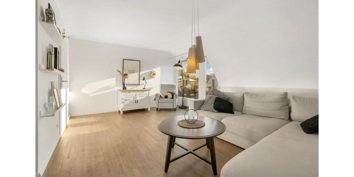 Ein zweistöckiges Haus in Poppenbüttel mit vier Zimmern. 4 zimmer