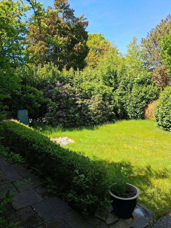 tolle Lage - Südgrundstück - EFH mit 6 Zimmern - renovierungsbedürftig, aber charmant:-)