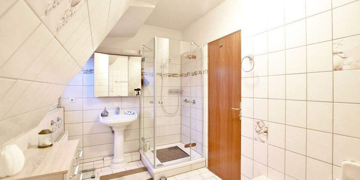 Lichtdurchfluteter 4-Zi.-Doppelhaustraum mit Wintergarten, Kamin, Sauna und Gartenidylle 4 zimmer