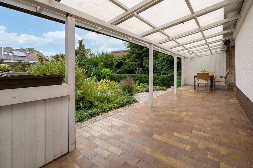 Doppelhaushälfte mit großzügiger Wohnküche, großer Terrasse und idyllischem Garten in Schenefeld
