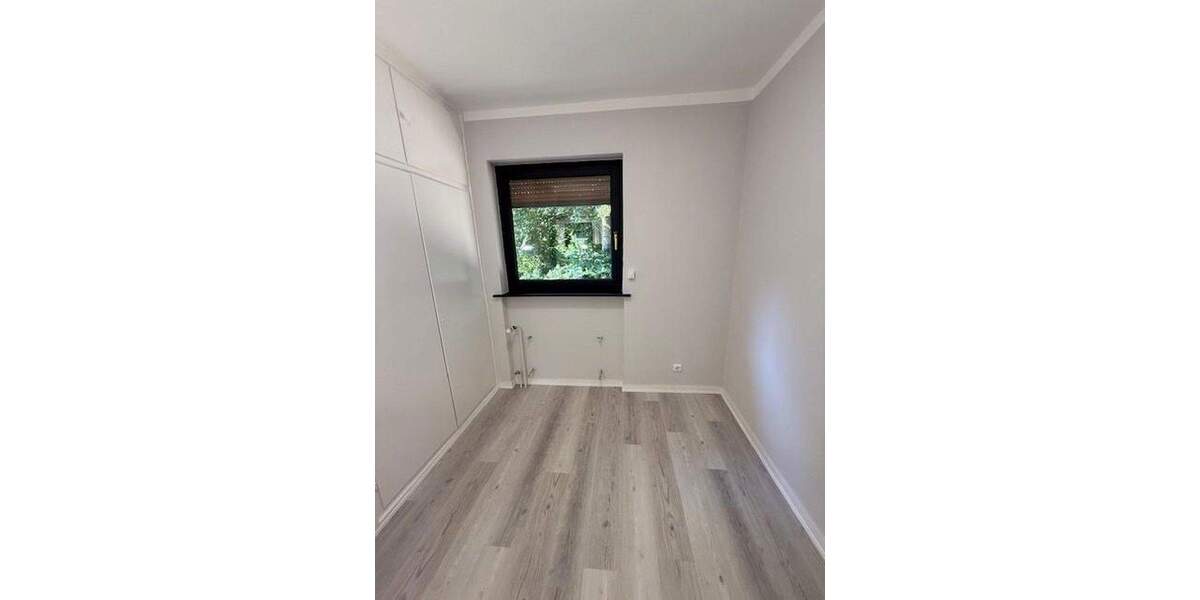 Provisionsfrei vom Eigentümer: Renovierter Bungalow in Parklage auf 702 m² Endgrundstück 4 zimmer