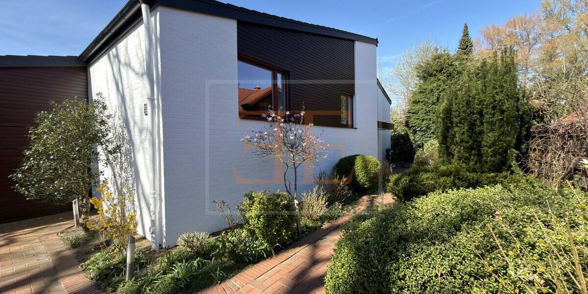 Charakterstarkes Architektenhaus mit Wellnessbereich und Doppelgarage in Hamburg-Volksdorf - Einfamilienhaus Hamburg / Volksdorf Volksdorf | Angebot:26230730