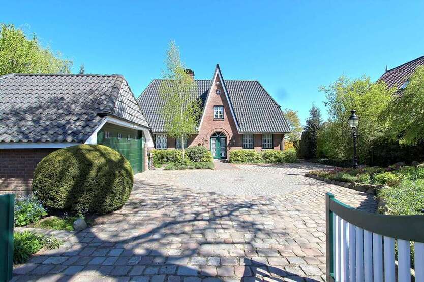 Haus zum Kaufen in Ahrensburg 1.340.000 € 235 m²