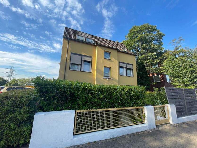 Mehrfamilienhaus mit 4 Wohnungen und 5 Garagen 1 zimmer