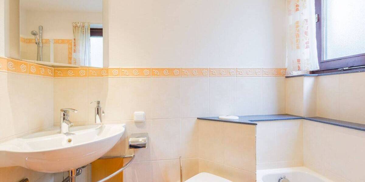 Familienwohnung mit Schwimmbad: Direkt am Poppenbüttler Markt auf einer Ebene wohnen 5 zimmer