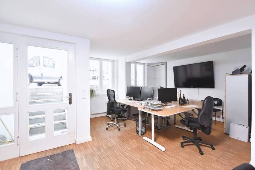 Top gepflegte 3 Zimmer Büro- Praxisfläche in begehrter Lage