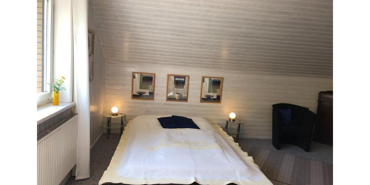 Möblierte ruhige DG-Wohnung - ideal für GeschäftsleutePendler 2 zimmer