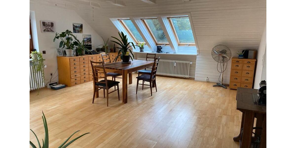 Schöne Helle DG Wohnung zu untervermieten bis August 2 zimmer