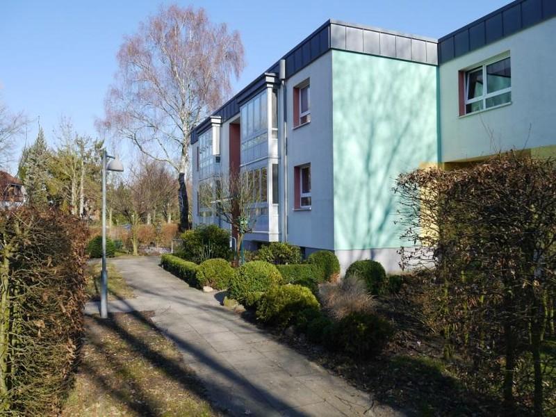 Die Gelegenheit: großzügig geschnitten und Top saniert: helle 2-Zimmer-Wohnung mit Wintergarten zimmer