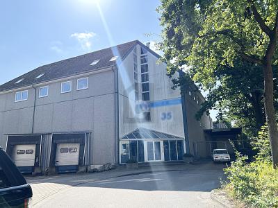 ARBEITS- UND LAGERRAUM IM ERDGESCHOSS MIT RAMPE