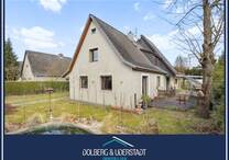 Freistehendes Einfamilienhaus mit tollem Garten und eigenem Garagen- und Lagerhaus