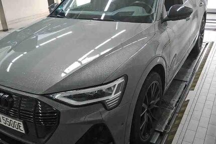 Audi e-tron 54.576 km 39.990 &euro; Hamburg 22047