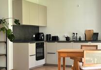 Wohnung mit Terrasse, Garten und Möblierung – Erstbezug im Neubau