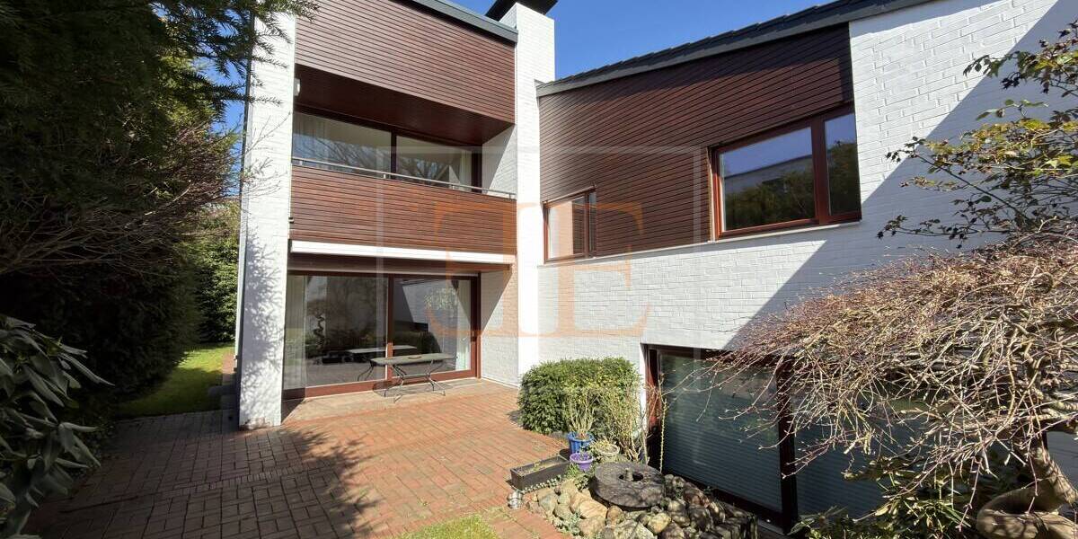 Charakterstarkes Architektenhaus mit Wellnessbereich und Doppelgarage in Hamburg-Volksdorf - Einfamilienhaus Hamburg / Volksdorf Volksdorf | Angebot:26230730