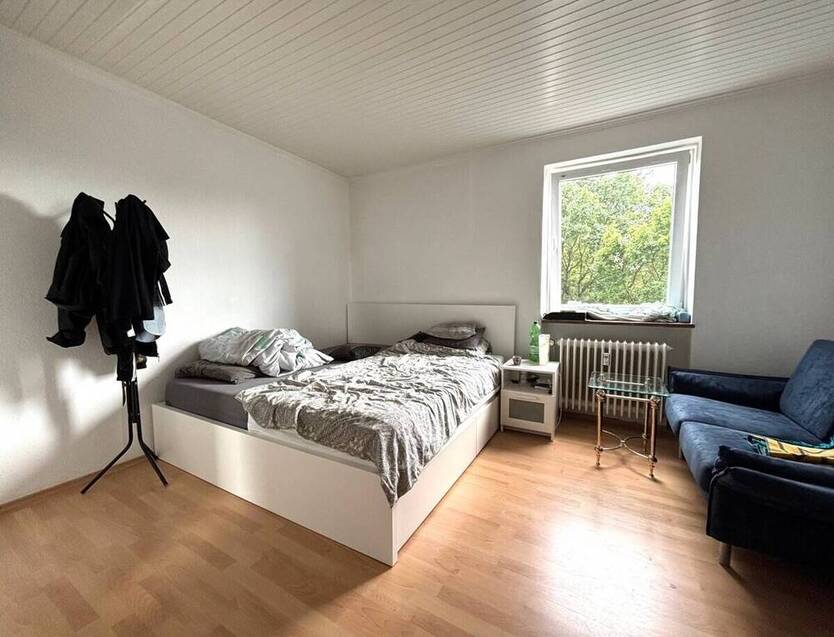 Attraktive und lichtdurchflutete 2-Zi.-Wohnung mit großem Balkon, Aufzug und Weitblick