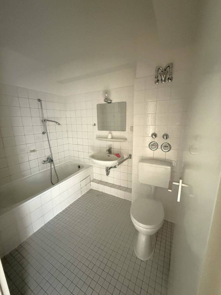 Zentrale Wohnlage, ruhige Umgebung. Endetage mit Balkon und TG-Stellplatz