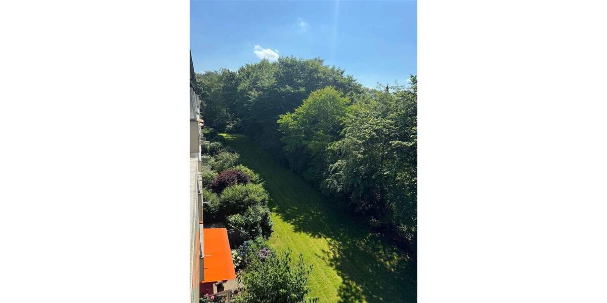 Möblierte Traumwohnung mit Balkon in Endetage in absolut ruhiger und sonniger Lage. 3 zimmer