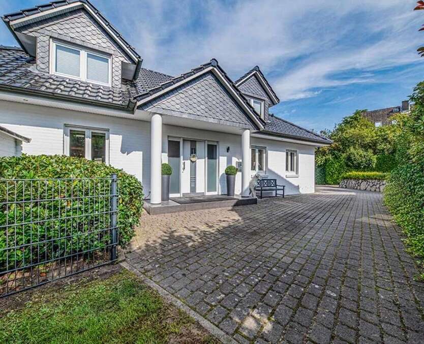Haus zum Mieten in Ellerbek 2.750 € 182.5 m²