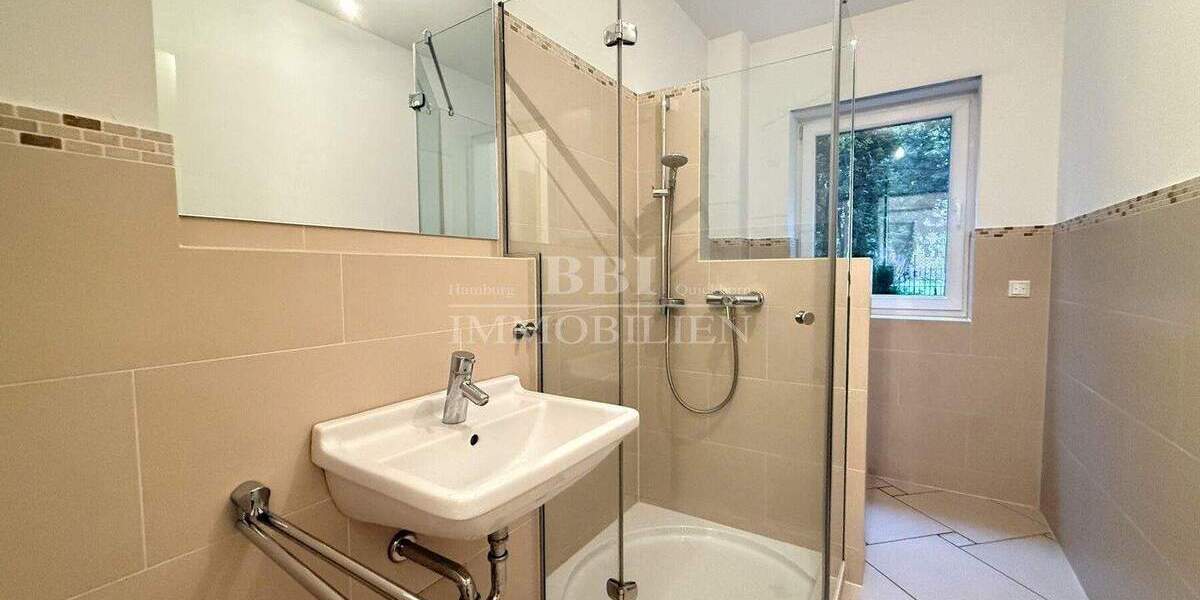 Erdgeschosswohnung mit Südgarten und 2 TG - Stilvolles Wohnen in privater Atmosphäre 4 zimmer