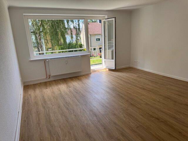 Nähe S-Bahnhof SülldorfErstbezug nach Renovierung, 2 Zi.-Whg.62m², EBK, neues Vollbad, gr. sonniger Balkon 1.070 inkl.