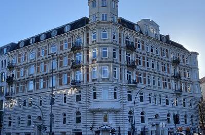 MIT BLICK AUF DIE HISTORISCHE LAEISZHALLE